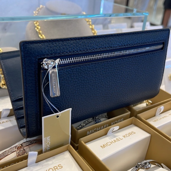 Michael Kors Reed Large Bifold Pebbled Leather Snap Wallet Card Case 
Navy 
NWT - Picture 7 of 16